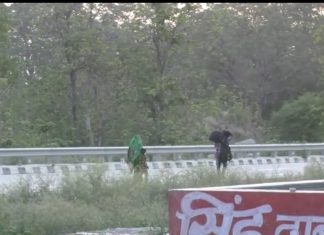 नहीं रुक रहा , ट्रकों से प्रवासी मजदूरों का पलायन बीच रास्ते में मजदूरों को छोड़ कर भगा ट्रक