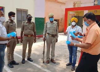 उत्तर प्रदेश युवा उद्योग व्यापार मंडल द्वारा जिला जेल जाकर मास्क वितरण किया गया