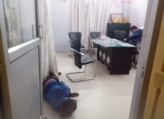शराबियों का आरामगाह बना सामुदायिक स्वास्थ केंद्र महराजगंज का ये कमरा