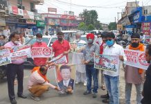 उत्तर प्रदेश युवा उद्योग व्यापार मंडल द्वारा चीन के राष्ट्रपति समेत चीनी सामानों का पुतला फूँका गया