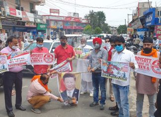 उत्तर प्रदेश युवा उद्योग व्यापार मंडल द्वारा चीन के राष्ट्रपति समेत चीनी सामानों का पुतला फूँका गया
