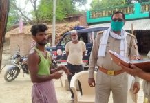 बंदर के साथ युवक ने क्या किया कि ग्रामीणों को पुलिस बुलानी पड़ी