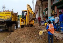 सड़को पर जलभराव पर जनता का आक्रोश देख लोक निर्माण विभाग हरकत में आया