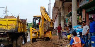 सड़को पर जलभराव पर जनता का आक्रोश देख लोक निर्माण विभाग हरकत में आया