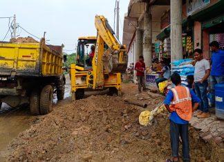 सड़को पर जलभराव पर जनता का आक्रोश देख लोक निर्माण विभाग हरकत में आया