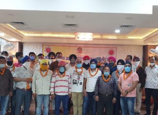 शहर के मुख्य बाजारों के प्रमुख व्यापारी अखिल भारतीय उद्योग व्यापार मंडल से जुड़े