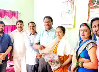 रायबरेली में प्रथम स्थान पाने वाली आस्था को कायस्थ महासभा ने किया सम्मानित