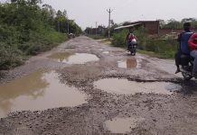 सड़क ऐसी ,अगर गिरे तो सीधा पहुँचेंगे यमराज के पास