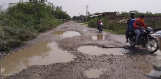 सड़क ऐसी ,अगर गिरे तो सीधा पहुँचेंगे यमराज के पास