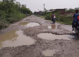 सड़क ऐसी ,अगर गिरे तो सीधा पहुँचेंगे यमराज के पास