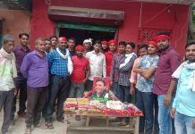 पार्टी कार्यकर्ताओं ने अखिलेश यादव का जन्मदिन धूमधाम से मनाया