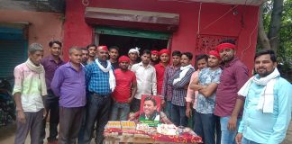 पार्टी कार्यकर्ताओं ने अखिलेश यादव का जन्मदिन धूमधाम से मनाया