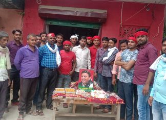 पार्टी कार्यकर्ताओं ने अखिलेश यादव का जन्मदिन धूमधाम से मनाया