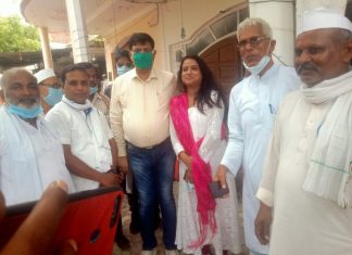 पेट्रोल, डीजल के बढते दामो ने जनता की तोडी कमर, प्रदेश कांग्रेस कमेटी सदस्य सुनीता ने सौपा ज्ञापन