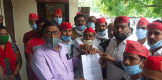 पुलिसकर्मियों की हत्या के मामले में विक्रान्त अकेला के नेतृत्व में सपाइयों ने किया जोरदार प्रदर्शन