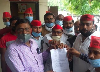 पुलिसकर्मियों की हत्या के मामले में विक्रान्त अकेला के नेतृत्व में सपाइयों ने किया जोरदार प्रदर्शन