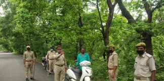 बिना मास्क वालो से चेकिंग के दौरान वसूला गया जुर्माना