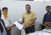 बाधित नगर के विकास को लेकर सभासदो ने अधिशासी अधिकारी को दिया ज्ञापन