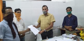 बाधित नगर के विकास को लेकर सभासदो ने अधिशासी अधिकारी को दिया ज्ञापन