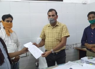 बाधित नगर के विकास को लेकर सभासदो ने अधिशासी अधिकारी को दिया ज्ञापन