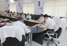 जिलाधिकारी ने पंचायत भवन और सामुदायिक शौचालय के निर्माण के सम्बन्ध में की समीक्षा