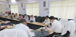 जिलाधिकारी ने पंचायत भवन और सामुदायिक शौचालय के निर्माण के सम्बन्ध में की समीक्षा