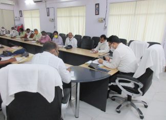 जिलाधिकारी ने पंचायत भवन और सामुदायिक शौचालय के निर्माण के सम्बन्ध में की समीक्षा