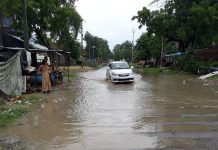 इस रोड़ पर निकलने से पहले राहगीरों को करना पड़ेगा नाँव का इंतजाम