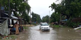 इस रोड़ पर निकलने से पहले राहगीरों को करना पड़ेगा नाँव का इंतजाम