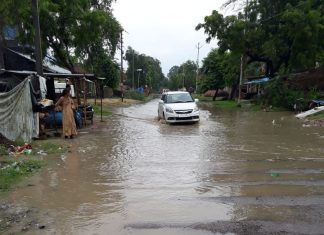 इस रोड़ पर निकलने से पहले राहगीरों को करना पड़ेगा नाँव का इंतजाम