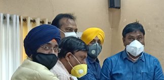 उत्तर प्रदेश युवा उद्योग व्यापार मंडल द्वारा कंटेनमेंट क्षेत्र को लेकर एडीएम को दिया गया ज्ञापन