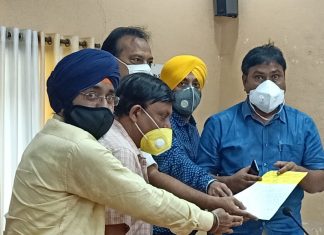 उत्तर प्रदेश युवा उद्योग व्यापार मंडल द्वारा कंटेनमेंट क्षेत्र को लेकर एडीएम को दिया गया ज्ञापन