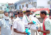 कांग्रेस के पदाधिकारियों द्वारा लोगो को जागरूक व वितरण किये गये मास्क