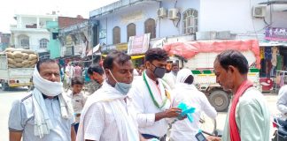 कांग्रेस के पदाधिकारियों द्वारा लोगो को जागरूक व वितरण किये गये मास्क