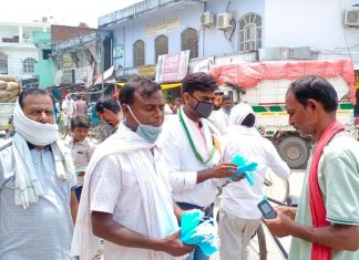 कांग्रेस के पदाधिकारियों द्वारा लोगो को जागरूक व वितरण किये गये मास्क