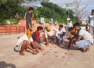 पंचामृत गंगा सेवा समूह के कारसेवकों ने की भव्य गंगा आरती