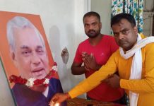 व्यापार मंडल अध्यक्ष एवं भाजपा नेता ने पूर्व प्रधानमंत्री को पुष्पांजलि दी