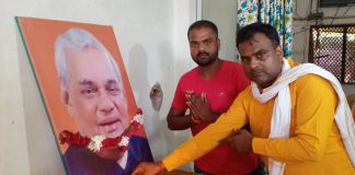 व्यापार मंडल अध्यक्ष एवं भाजपा नेता ने पूर्व प्रधानमंत्री को पुष्पांजलि दी