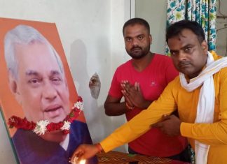 व्यापार मंडल अध्यक्ष एवं भाजपा नेता ने पूर्व प्रधानमंत्री को पुष्पांजलि दी