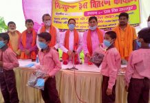 जनप्रतिनिधि के हाथों ही बंटवा दी कमीशन वाली ड्रेस
