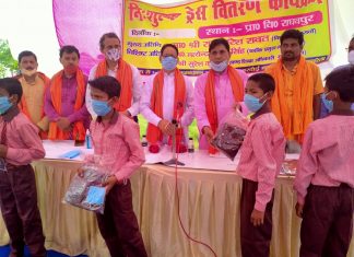 जनप्रतिनिधि के हाथों ही बंटवा दी कमीशन वाली ड्रेस