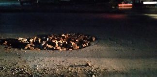 डीएम साहब ना गिट्टी ना तारकोल हो गई सड़क की मरम्मत