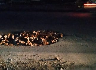 डीएम साहब ना गिट्टी ना तारकोल हो गई सड़क की मरम्मत