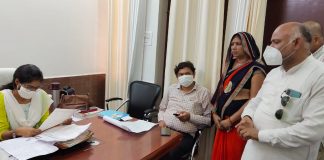 लेखपालों की कार्य शैली को लेकर ग्राम प्रधानों ने सौंपा ज्ञापन