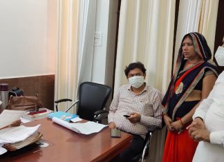 लेखपालों की कार्य शैली को लेकर ग्राम प्रधानों ने सौंपा ज्ञापन