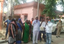 ग्रामीणों ने लेखपाल पर आवास के नाम पर वसूली करने का लगाया आरोप
