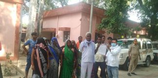 ग्रामीणों ने लेखपाल पर आवास के नाम पर वसूली करने का लगाया आरोप