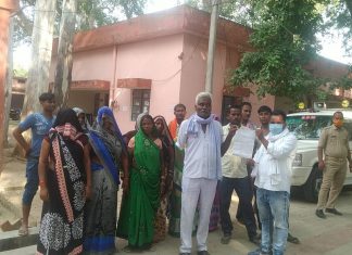 ग्रामीणों ने लेखपाल पर आवास के नाम पर वसूली करने का लगाया आरोप