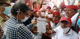 सपाइयों ने राज्यपाल को संबोधित 10 सूत्रीय ज्ञापन उपजिलाधिकारी को सौपा