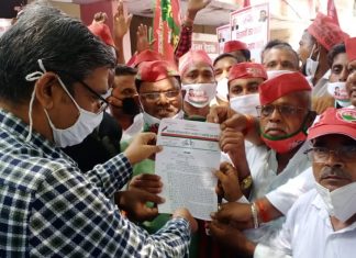 सपाइयों ने राज्यपाल को संबोधित 10 सूत्रीय ज्ञापन उपजिलाधिकारी को सौपा